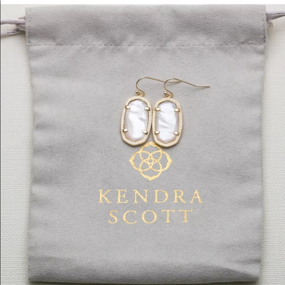 ๐ขLAST PAIR๐ขKENDRA Gold Dani Pearl Drop Earrings - Picture 6 of 8